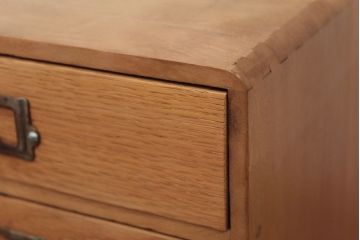 レトロ家具　アンティーク レトロなデザインのネームプレート取っ手の四段小引き出し