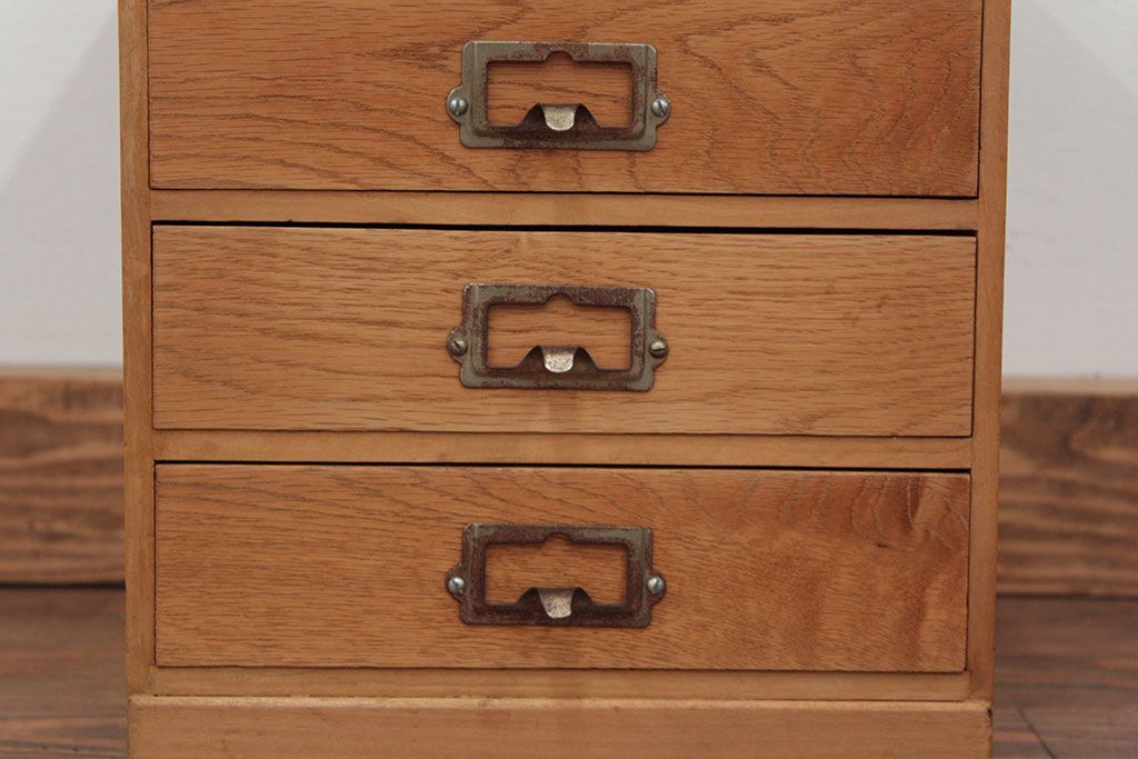 レトロ家具　アンティーク レトロなデザインのネームプレート取っ手の四段小引き出し