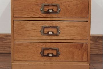 レトロ家具　アンティーク レトロなデザインのネームプレート取っ手の四段小引き出し