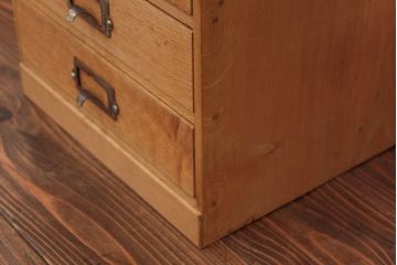 レトロ家具　アンティーク レトロなデザインのネームプレート取っ手の四段小引き出し