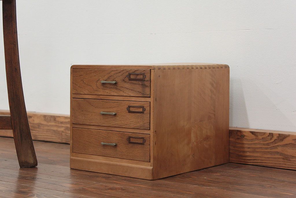 レトロ家具　昭和レトロ 古い木味のシンプルなアンティーク三段小引き出し