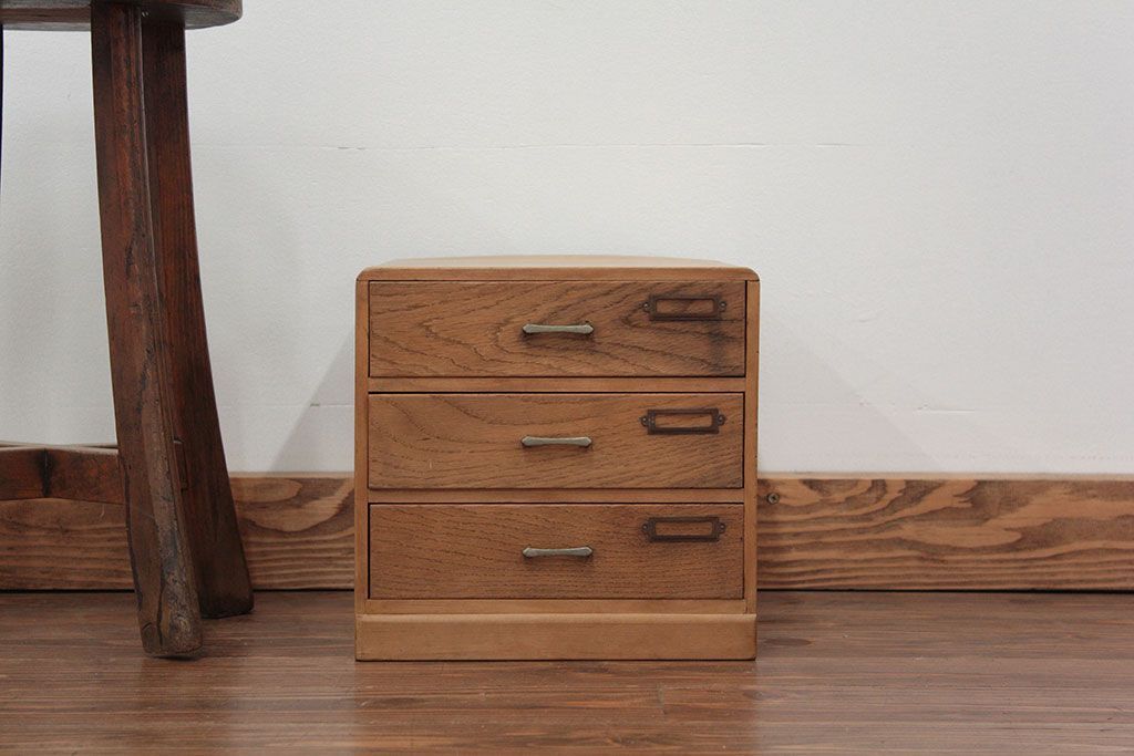 レトロ家具　昭和レトロ 古い木味のシンプルなアンティーク三段小引き出し