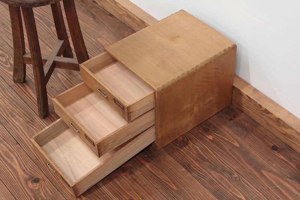 レトロ家具　昭和レトロ 古い木味のシンプルなアンティーク三段小引き出し