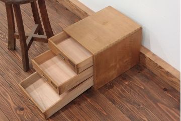 レトロ家具　昭和レトロ 古い木味のシンプルなアンティーク三段小引き出し