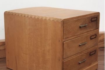 レトロ家具　昭和レトロ 古い木味のシンプルなアンティーク三段小引き出し