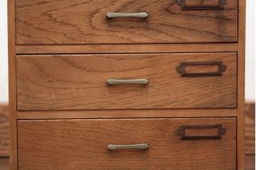 レトロ家具　昭和レトロ 古い木味のシンプルなアンティーク三段小引き出し