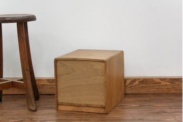 レトロ家具　昭和レトロ 古い木味のシンプルなアンティーク三段小引き出し