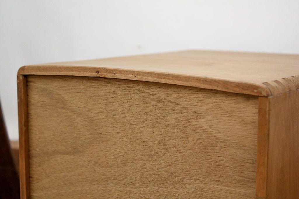 レトロ家具　昭和レトロ 古い木味のシンプルなアンティーク三段小引き出し