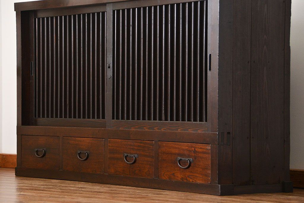 アンティーク家具　古民具・骨董 味わい深い　引き出し付き縦桟引き戸収納箪笥　サイドボード(水屋箪笥、下駄箱)