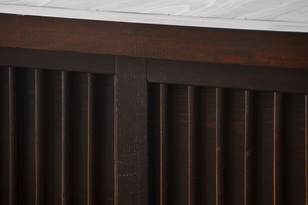 アンティーク家具　古民具・骨董 味わい深い　引き出し付き縦桟引き戸収納箪笥　サイドボード(水屋箪笥、下駄箱)