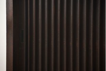 アンティーク家具　古民具・骨董 味わい深い　引き出し付き縦桟引き戸収納箪笥　サイドボード(水屋箪笥、下駄箱)