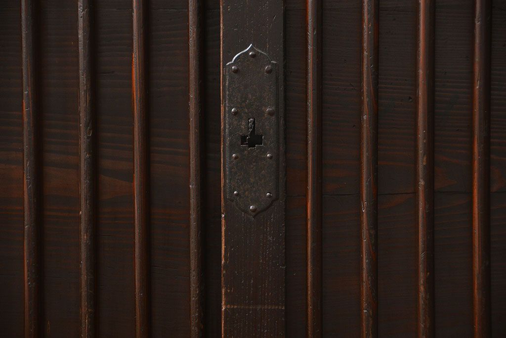 アンティーク家具　古民具・骨董 味わい深い　引き出し付き縦桟引き戸収納箪笥　サイドボード(水屋箪笥、下駄箱)