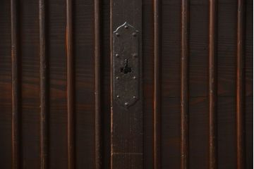 アンティーク家具　古民具・骨董 味わい深い　引き出し付き縦桟引き戸収納箪笥　サイドボード(水屋箪笥、下駄箱)