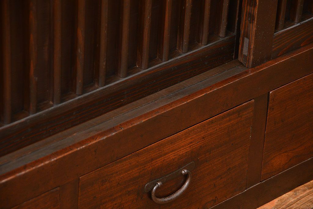 アンティーク家具　古民具・骨董 味わい深い　引き出し付き縦桟引き戸収納箪笥　サイドボード(水屋箪笥、下駄箱)