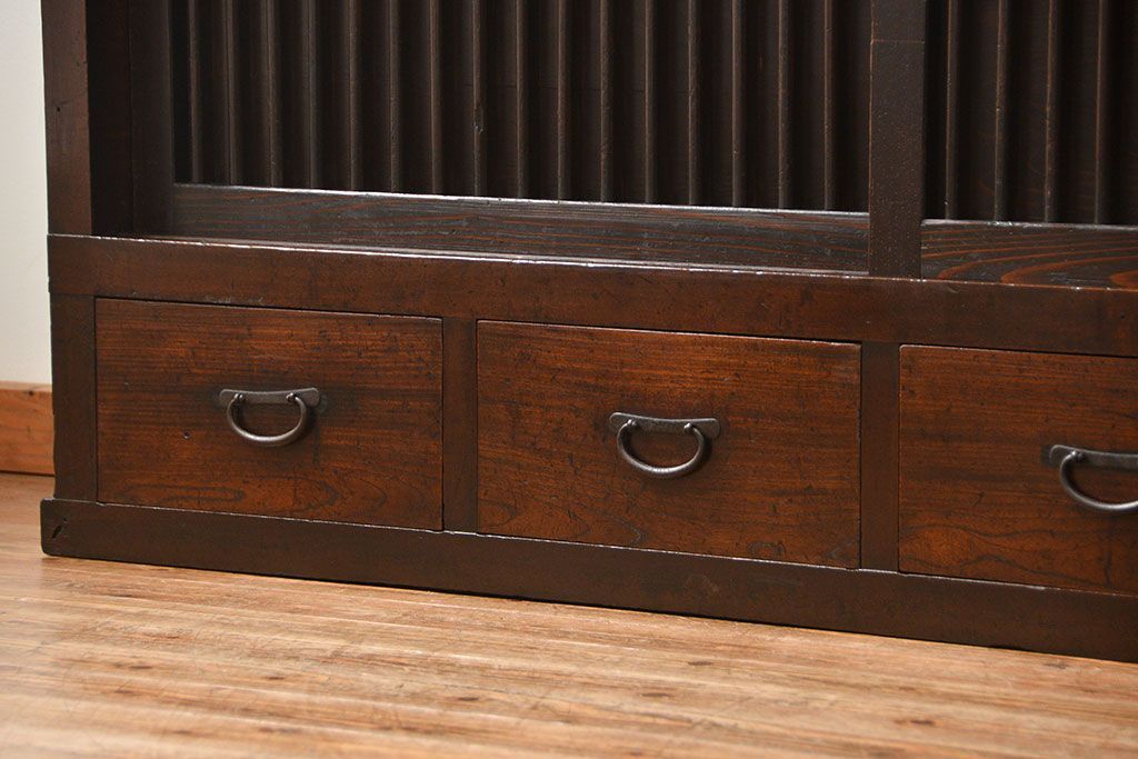 アンティーク家具　古民具・骨董 味わい深い　引き出し付き縦桟引き戸収納箪笥　サイドボード(水屋箪笥、下駄箱)