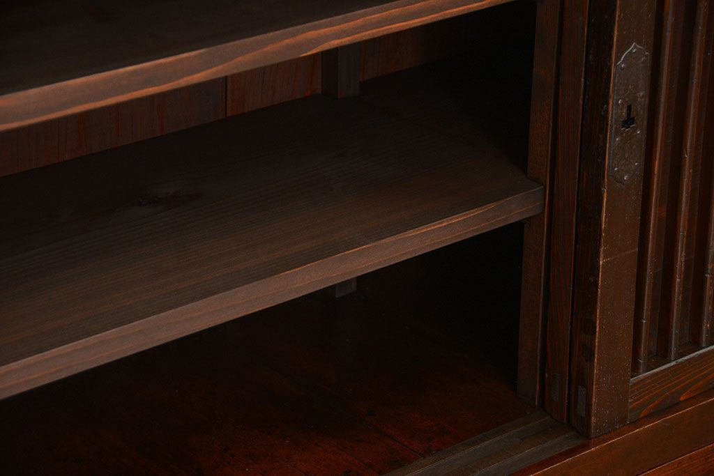 アンティーク家具　古民具・骨董 味わい深い　引き出し付き縦桟引き戸収納箪笥　サイドボード(水屋箪笥、下駄箱)