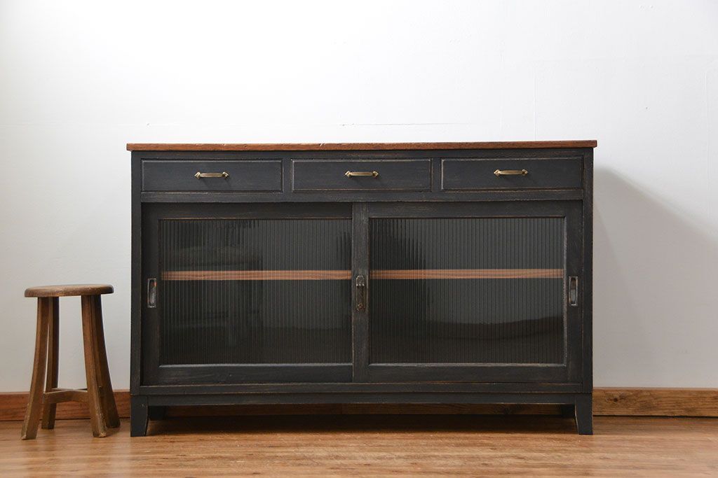 アンティーク家具　アンティークペイント　シックな脚付きモールガラスキッチンキャビネット(食器棚、収納棚)