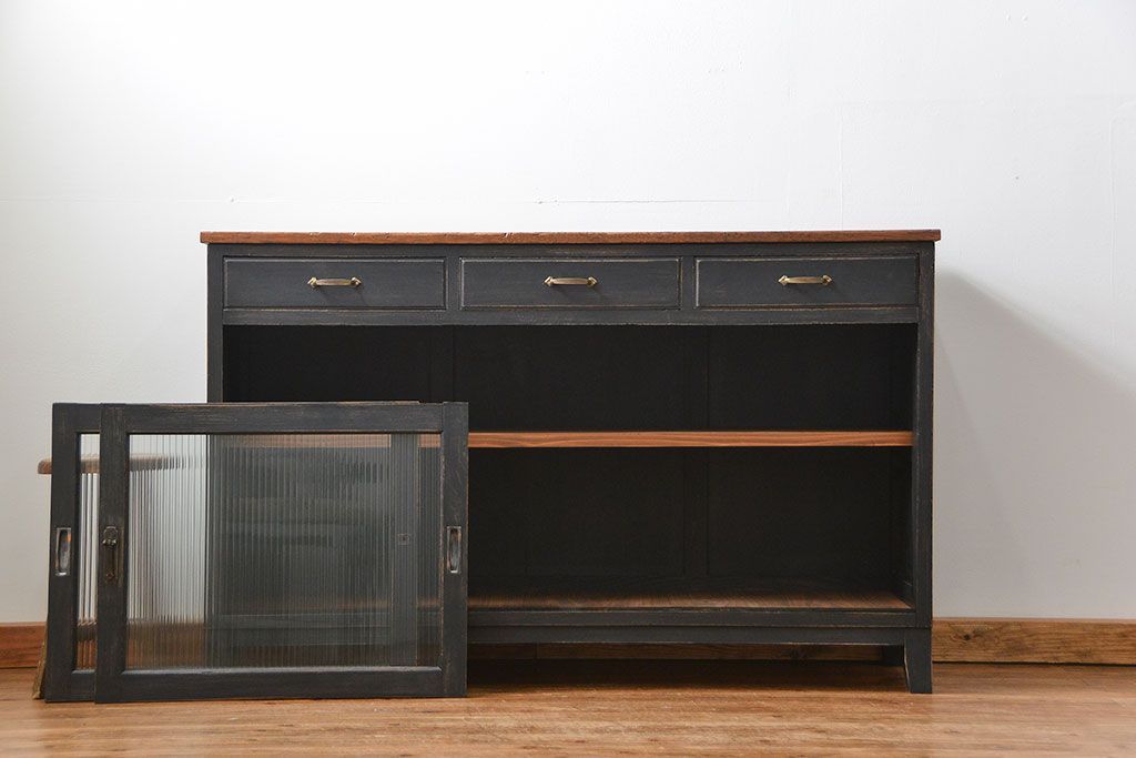 アンティーク家具　アンティークペイント　シックな脚付きモールガラスキッチンキャビネット(食器棚、収納棚)