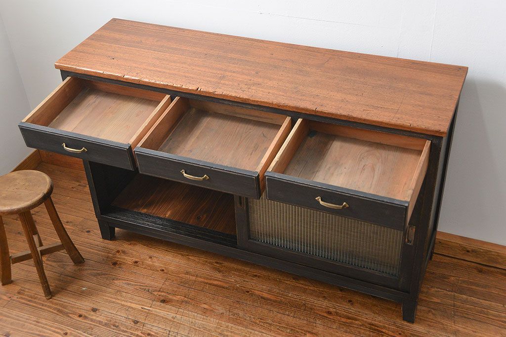 アンティーク家具　アンティークペイント　シックな脚付きモールガラスキッチンキャビネット(食器棚、収納棚)