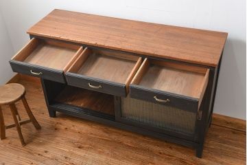 アンティーク家具　アンティークペイント　シックな脚付きモールガラスキッチンキャビネット(食器棚、収納棚)