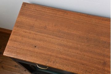 アンティーク家具　アンティークペイント　シックな脚付きモールガラスキッチンキャビネット(食器棚、収納棚)