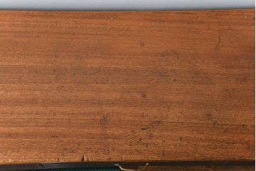 アンティーク家具　アンティークペイント　シックな脚付きモールガラスキッチンキャビネット(食器棚、収納棚)