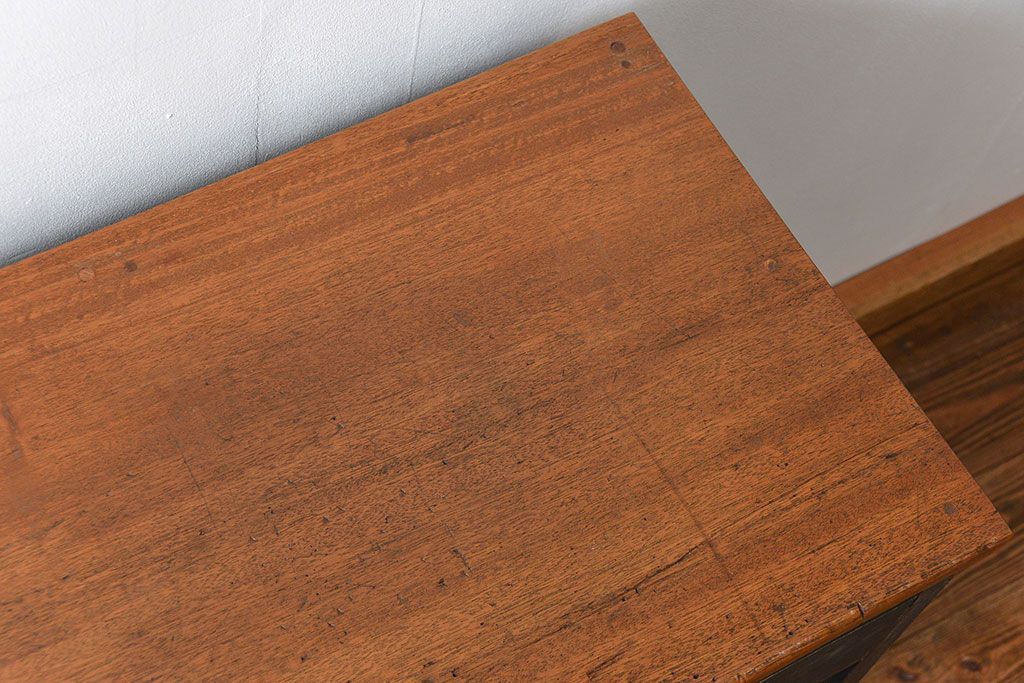 アンティーク家具　アンティークペイント　シックな脚付きモールガラスキッチンキャビネット(食器棚、収納棚)