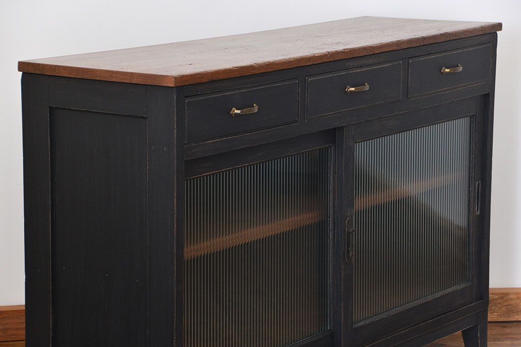 アンティーク家具　アンティークペイント　シックな脚付きモールガラスキッチンキャビネット(食器棚、収納棚)