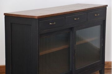 アンティーク家具　アンティークペイント　シックな脚付きモールガラスキッチンキャビネット(食器棚、収納棚)