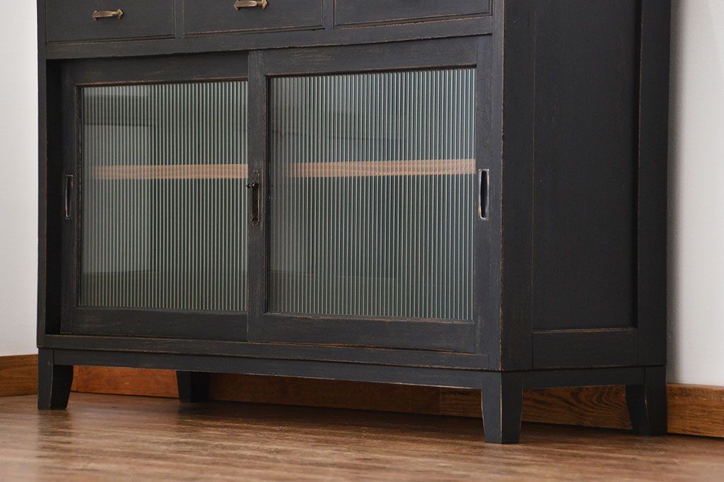 アンティーク家具　アンティークペイント　シックな脚付きモールガラスキッチンキャビネット(食器棚、収納棚)