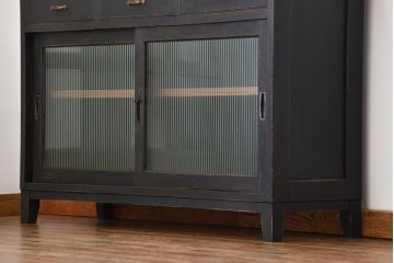 アンティーク家具　アンティークペイント　シックな脚付きモールガラスキッチンキャビネット(食器棚、収納棚)