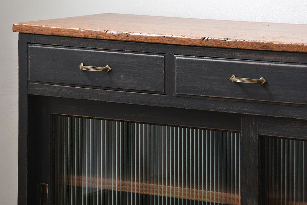 アンティーク家具　アンティークペイント　シックな脚付きモールガラスキッチンキャビネット(食器棚、収納棚)