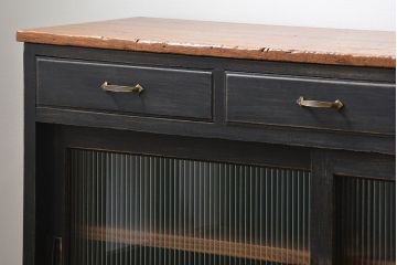 アンティーク家具　アンティークペイント　シックな脚付きモールガラスキッチンキャビネット(食器棚、収納棚)