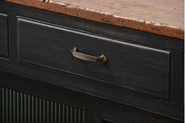 アンティーク家具　アンティークペイント　シックな脚付きモールガラスキッチンキャビネット(食器棚、収納棚)