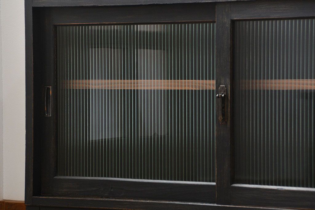 アンティーク家具　アンティークペイント　シックな脚付きモールガラスキッチンキャビネット(食器棚、収納棚)