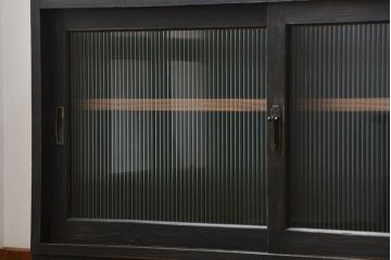 アンティーク家具　アンティークペイント　シックな脚付きモールガラスキッチンキャビネット(食器棚、収納棚)