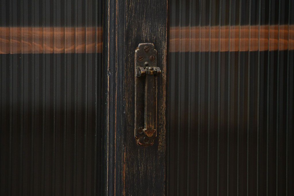 アンティーク家具　アンティークペイント　シックな脚付きモールガラスキッチンキャビネット(食器棚、収納棚)