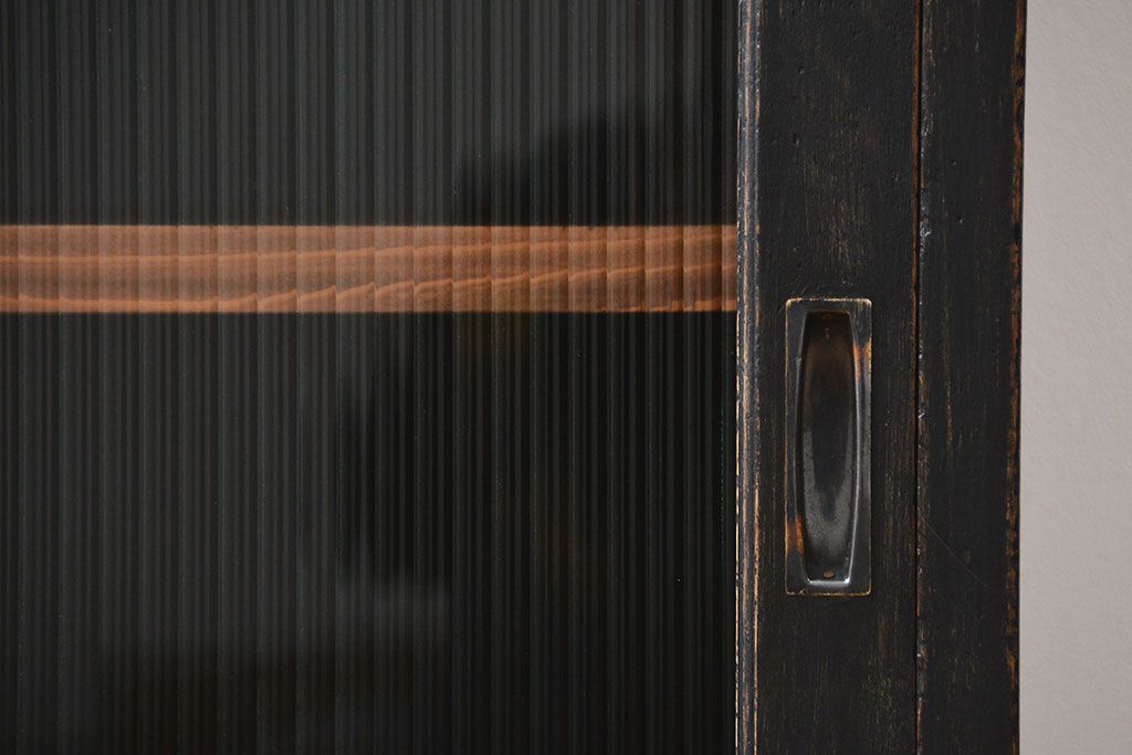 アンティーク家具　アンティークペイント　シックな脚付きモールガラスキッチンキャビネット(食器棚、収納棚)