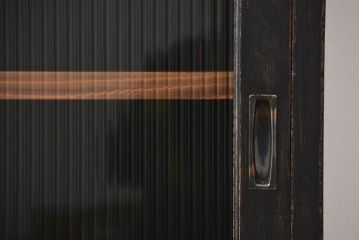 アンティーク家具　アンティークペイント　シックな脚付きモールガラスキッチンキャビネット(食器棚、収納棚)