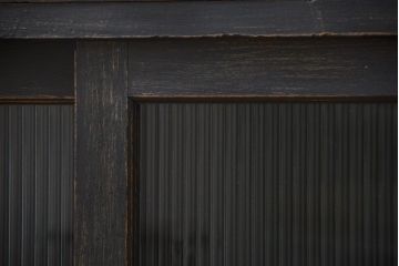 アンティーク家具　アンティークペイント　シックな脚付きモールガラスキッチンキャビネット(食器棚、収納棚)