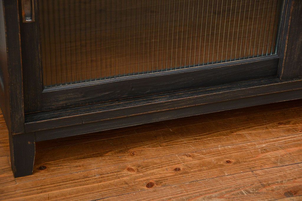 アンティーク家具　アンティークペイント　シックな脚付きモールガラスキッチンキャビネット(食器棚、収納棚)