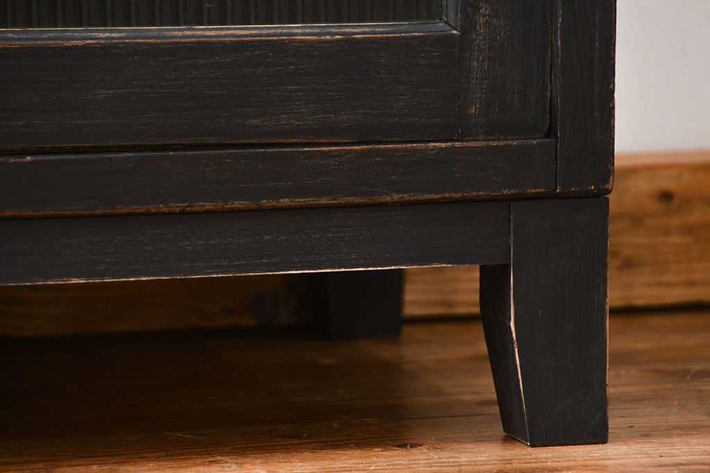 アンティーク家具　アンティークペイント　シックな脚付きモールガラスキッチンキャビネット(食器棚、収納棚)