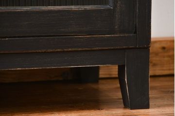 アンティーク家具　アンティークペイント　シックな脚付きモールガラスキッチンキャビネット(食器棚、収納棚)