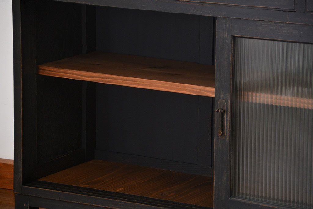 アンティーク家具　アンティークペイント　シックな脚付きモールガラスキッチンキャビネット(食器棚、収納棚)