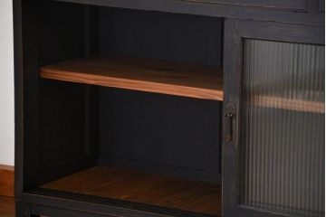 アンティーク家具　アンティークペイント　シックな脚付きモールガラスキッチンキャビネット(食器棚、収納棚)