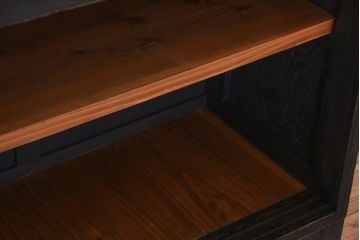 アンティーク家具　アンティークペイント　シックな脚付きモールガラスキッチンキャビネット(食器棚、収納棚)