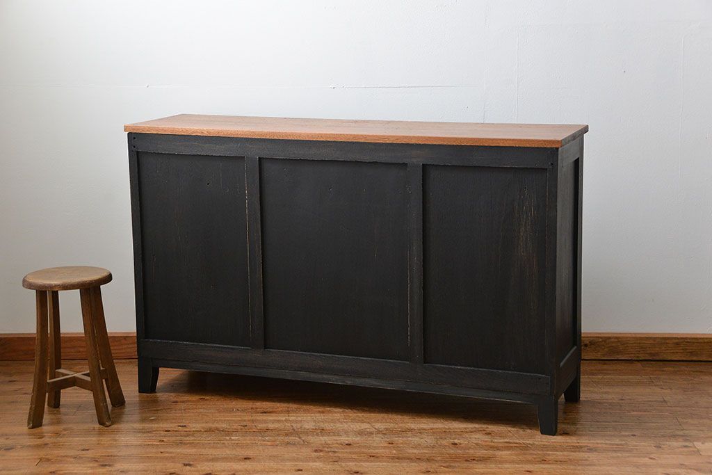 アンティーク家具　アンティークペイント　シックな脚付きモールガラスキッチンキャビネット(食器棚、収納棚)