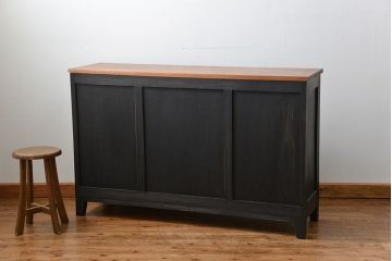 アンティーク家具　アンティークペイント　シックな脚付きモールガラスキッチンキャビネット(食器棚、収納棚)