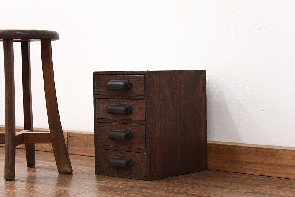 アンティーク家具　アンティーク 古い木の四段小引き出し