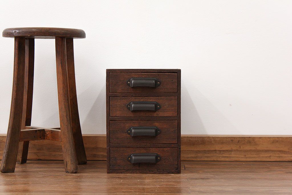 アンティーク家具　アンティーク 古い木の四段小引き出し